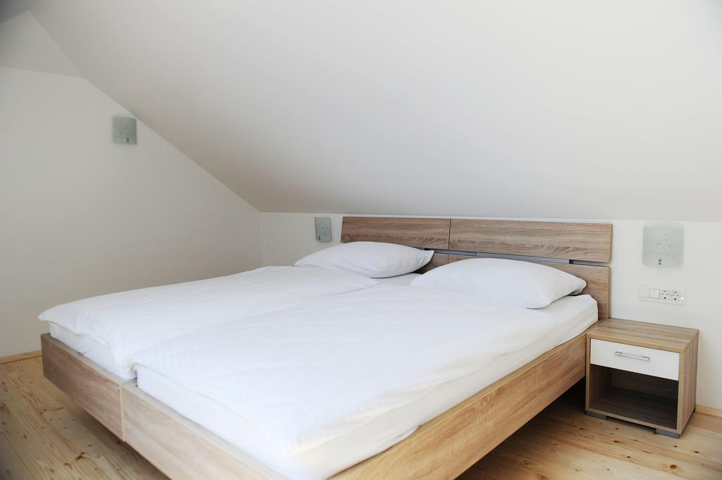 Garni Hotel Azur Любляна Екстер'єр фото