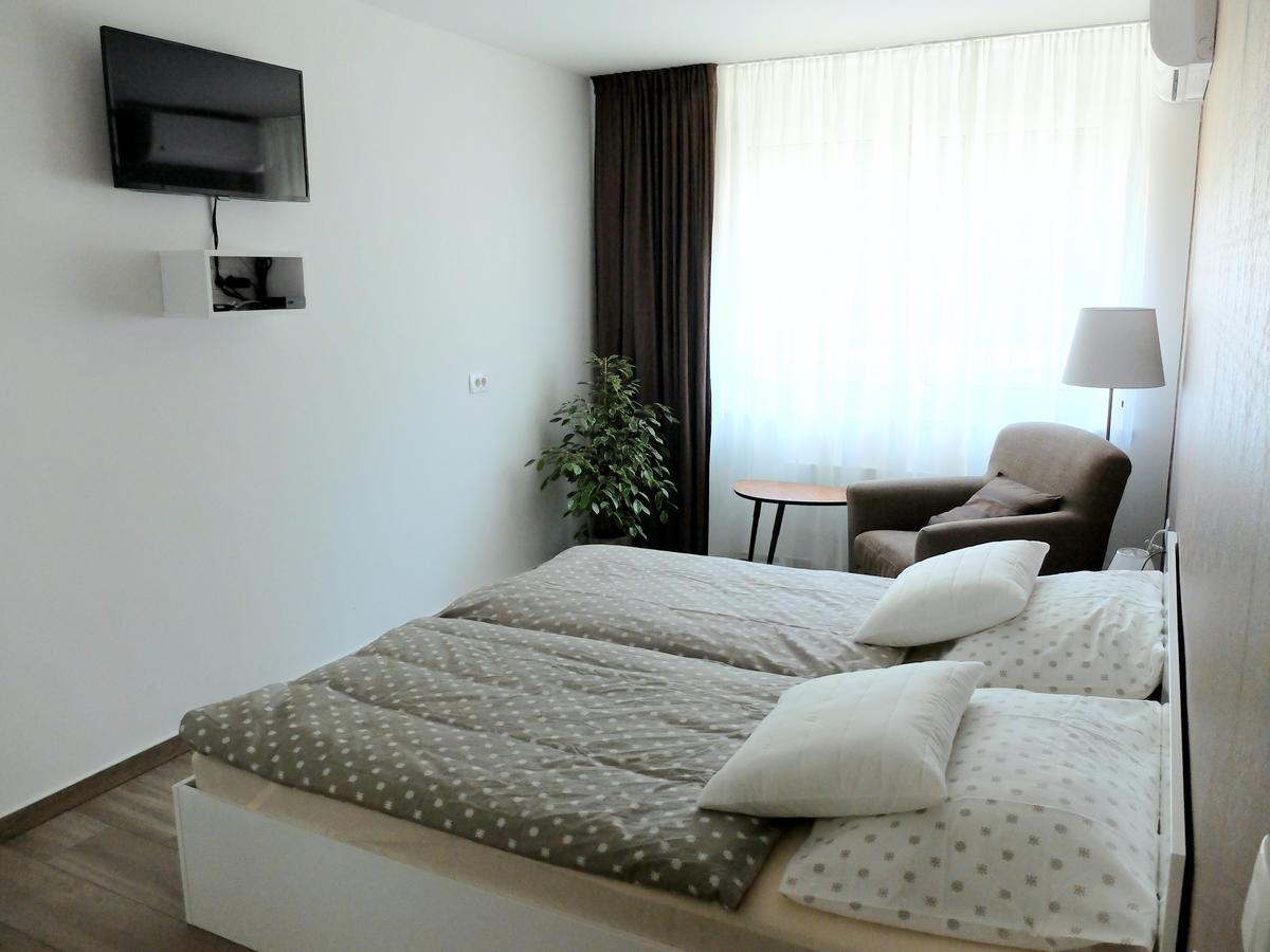 Garni Hotel Azur Любляна Екстер'єр фото